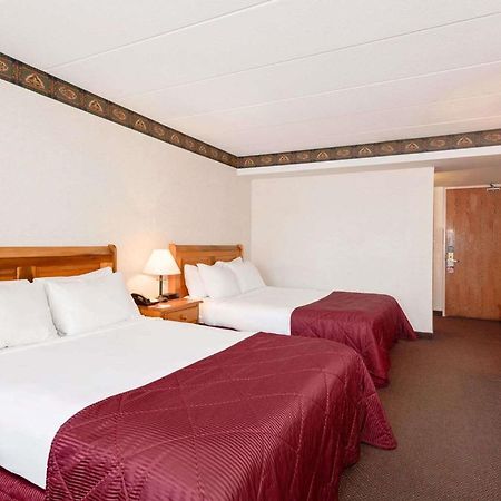 Ramada By Wyndham Pinewood Park Resort North Bay Buitenkant foto