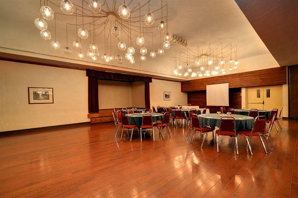 Ramada By Wyndham Pinewood Park Resort North Bay Buitenkant foto