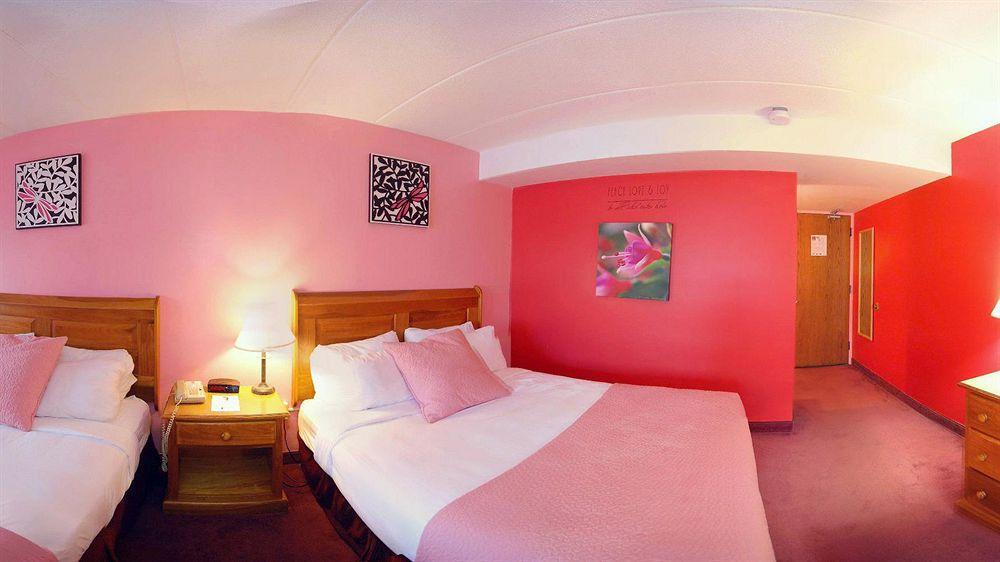 Ramada By Wyndham Pinewood Park Resort North Bay Buitenkant foto