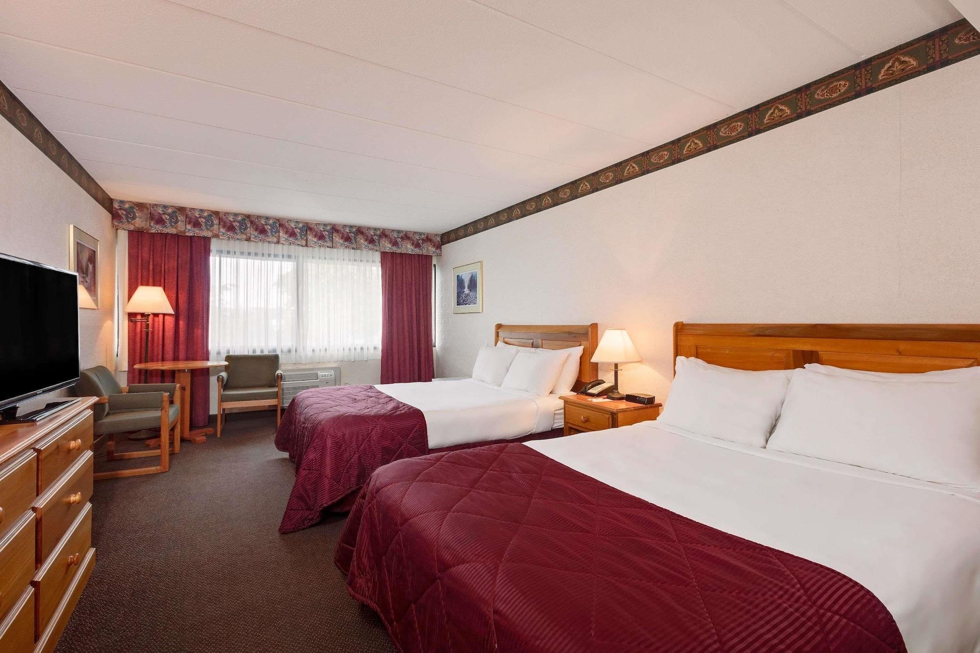 Ramada By Wyndham Pinewood Park Resort North Bay Buitenkant foto