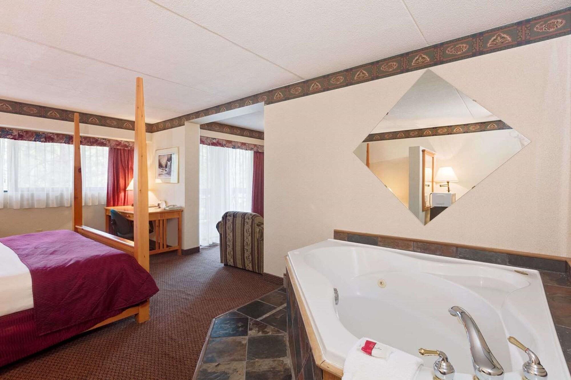 Ramada By Wyndham Pinewood Park Resort North Bay Buitenkant foto
