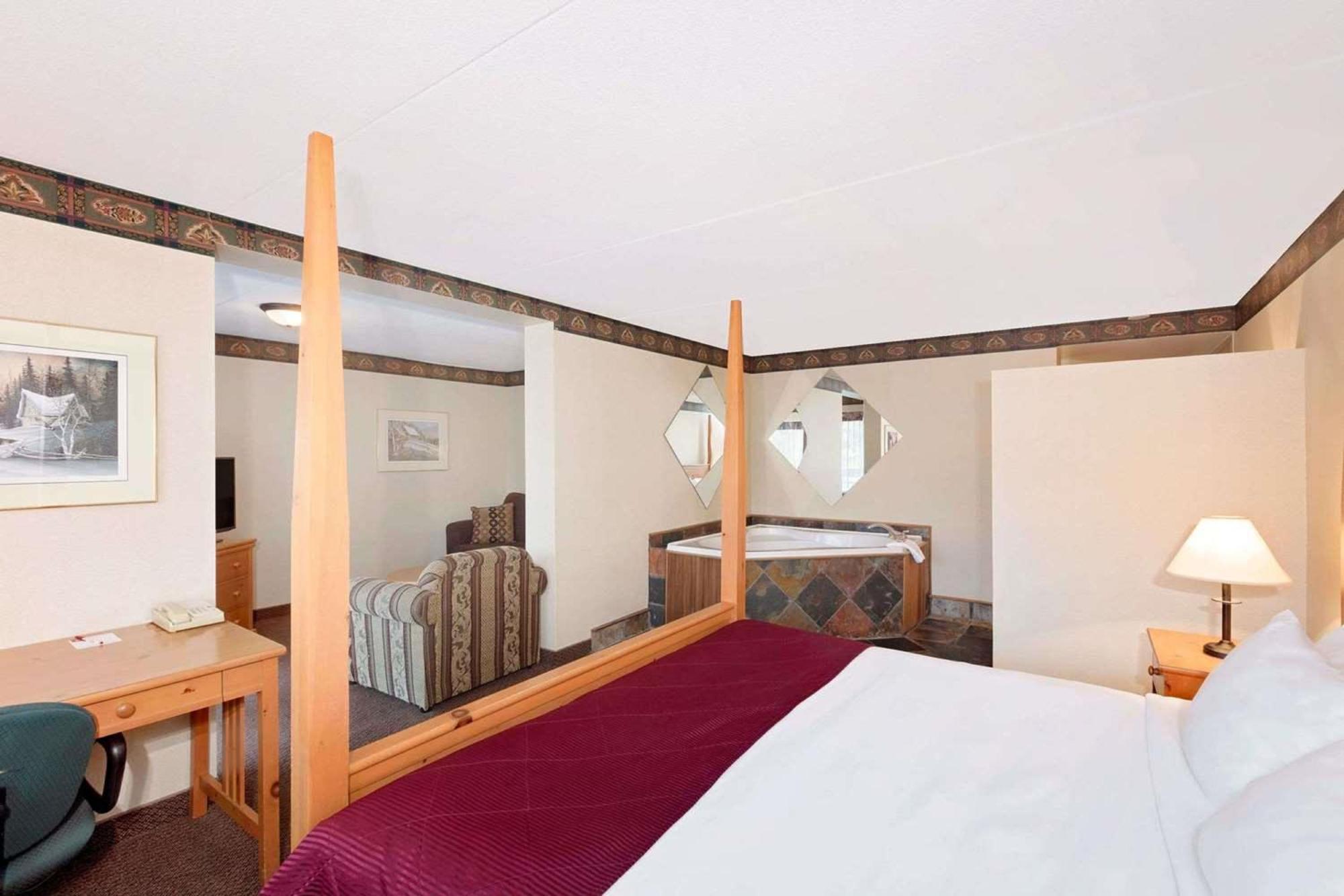 Ramada By Wyndham Pinewood Park Resort North Bay Buitenkant foto