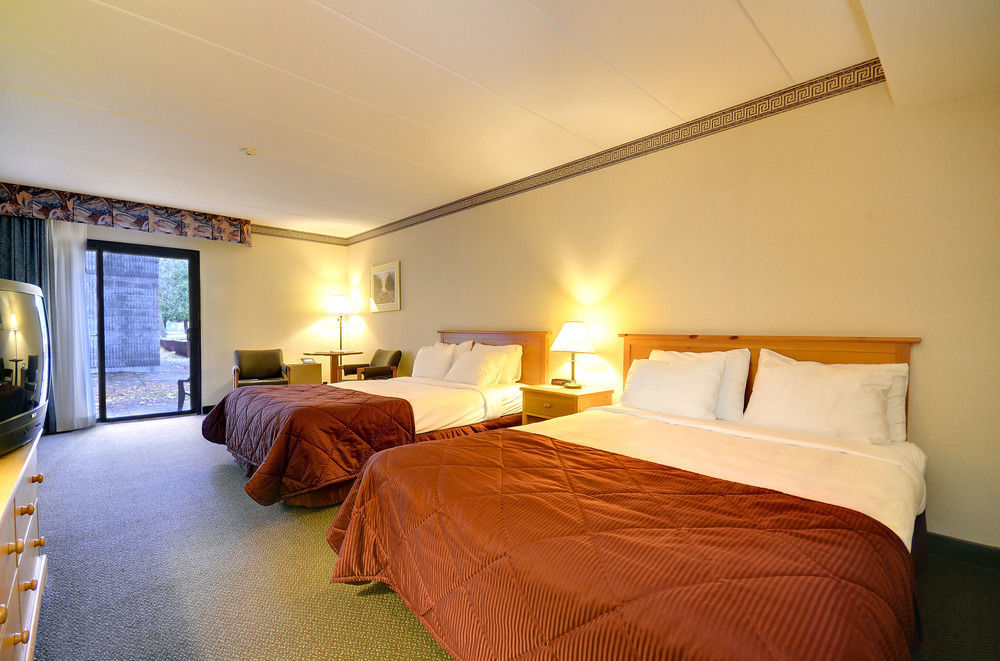 Ramada By Wyndham Pinewood Park Resort North Bay Buitenkant foto