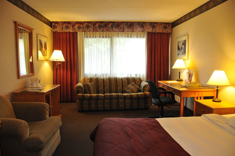 Ramada By Wyndham Pinewood Park Resort North Bay Buitenkant foto