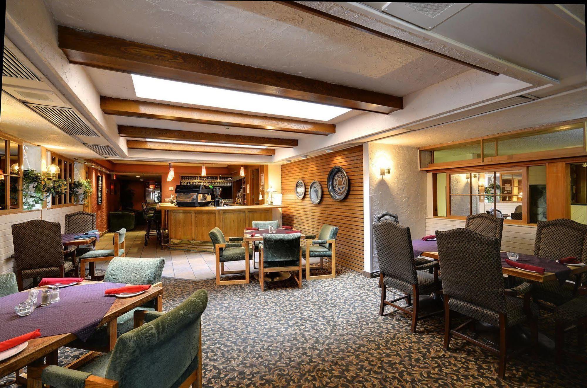 Ramada By Wyndham Pinewood Park Resort North Bay Buitenkant foto