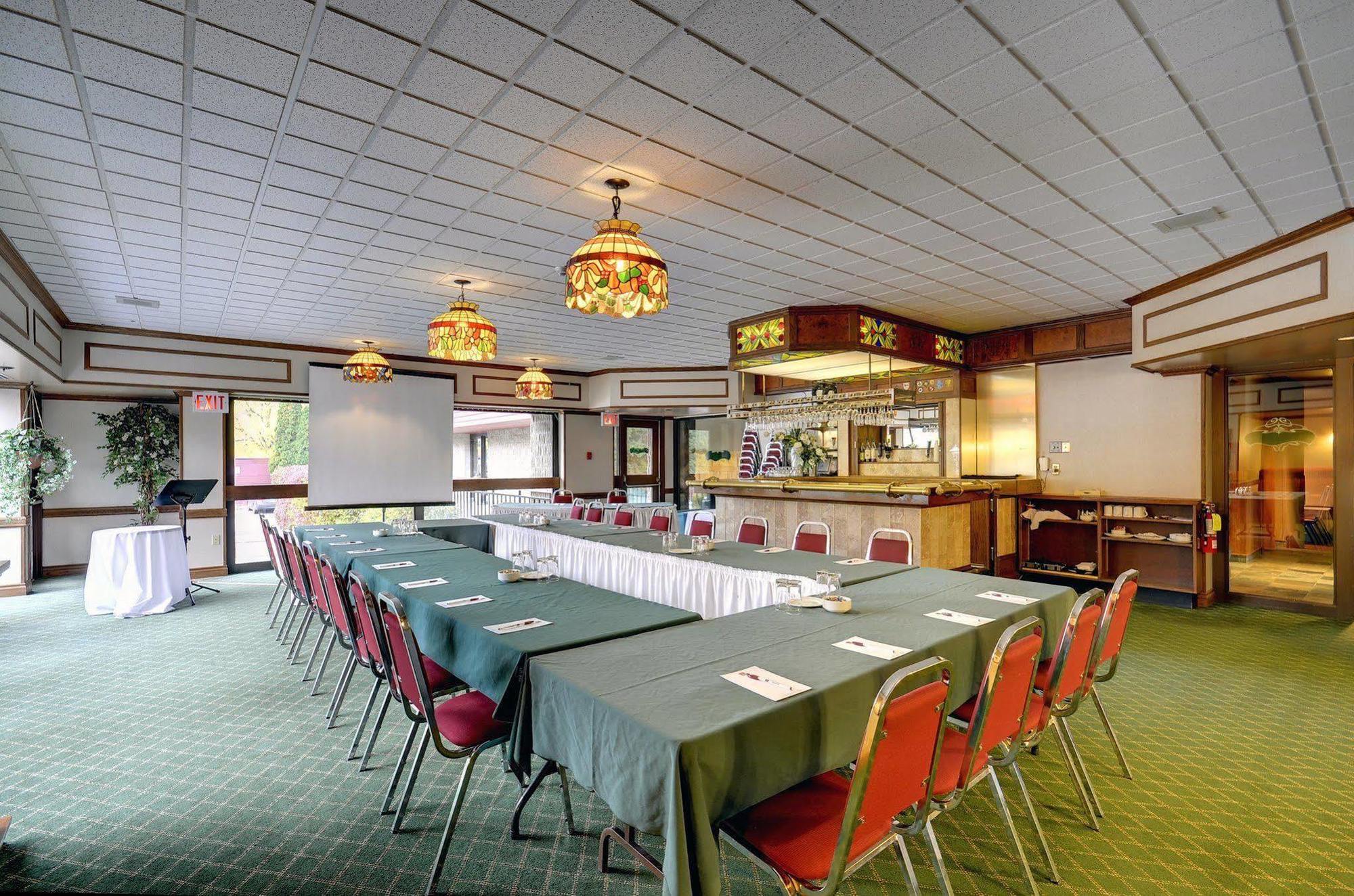Ramada By Wyndham Pinewood Park Resort North Bay Buitenkant foto