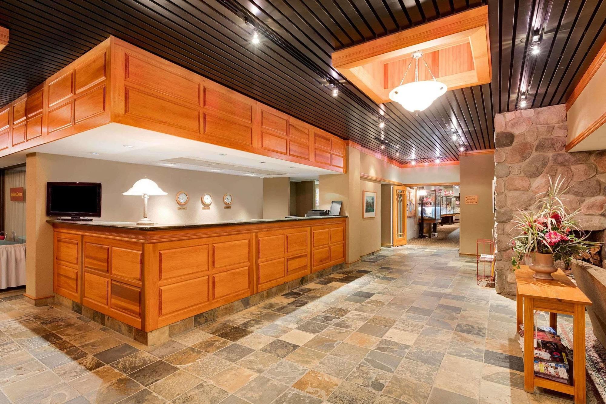 Ramada By Wyndham Pinewood Park Resort North Bay Buitenkant foto