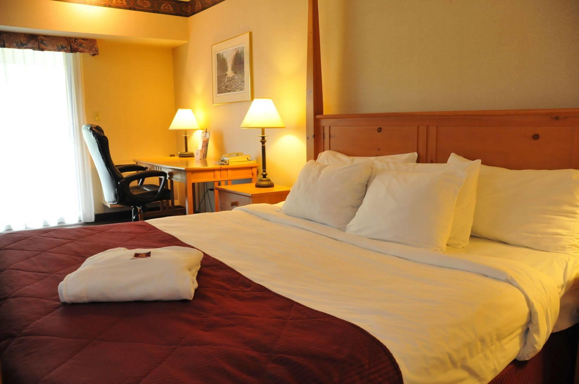 Ramada By Wyndham Pinewood Park Resort North Bay Buitenkant foto